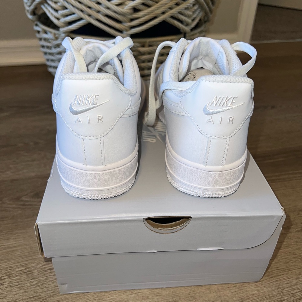 NEW Nike Air Force 1 ’07 – Women’s 7.5 — Men’s Size 6 – All White – Box Included - Picture 3 of 10